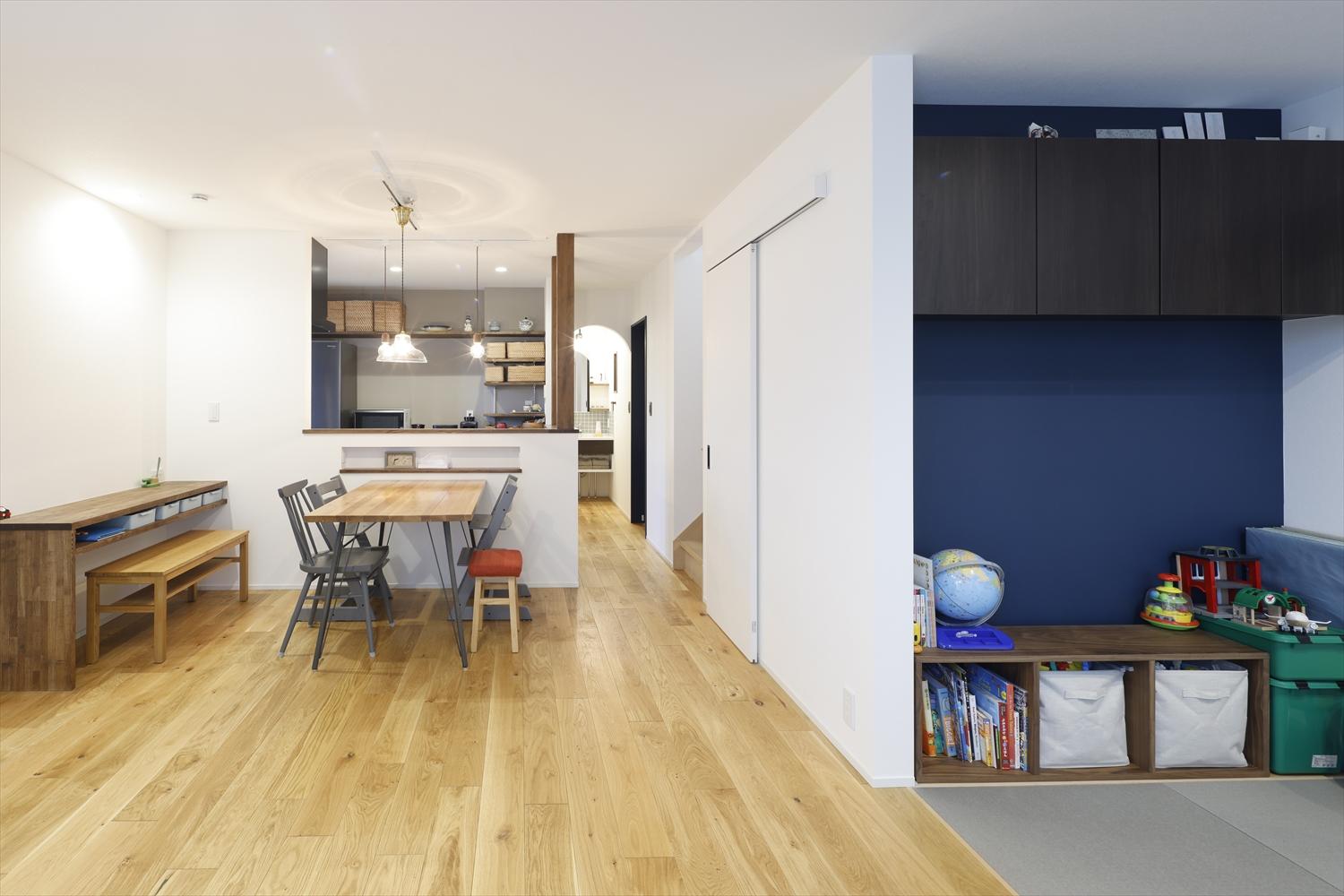 ダイニングの隣にお勉強ができるデスクカウンターを造作。
リビング横の和室は引き戸と袖壁を撤去してリビングとつなげただけでぐっと使いやすく。
おもちゃや絵本などがしまえるスペースや吊り収納でお片付けもすぐにできる