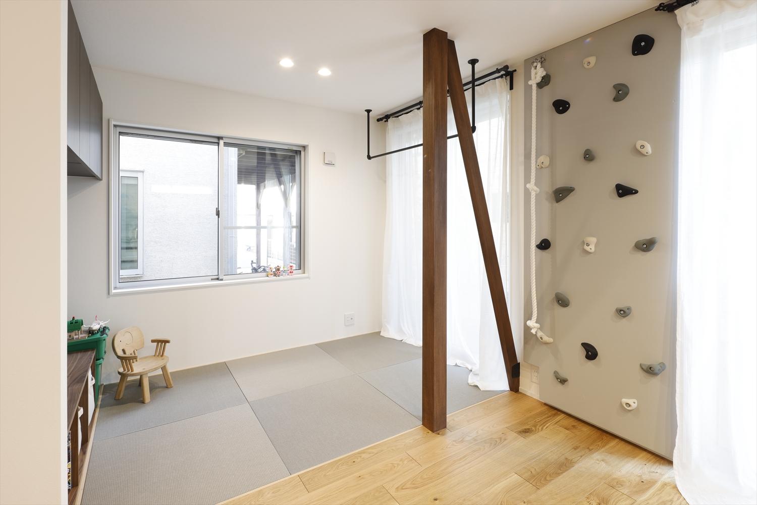 リビングの壁にボルダリングと登り綱を設置したいというご希望で、壁に下地を入れてお引き渡し。
工事後、専門業者さんに依頼して設置したそう。
キッチンからも見守れる位置なので、安心。