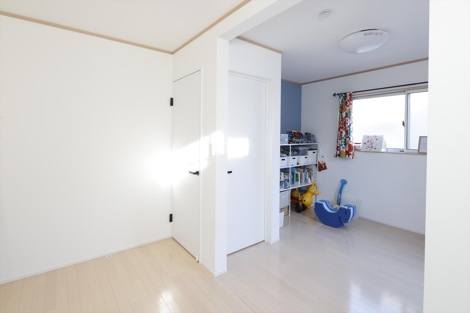 2つの洋室は、それぞれ一部を書斎やトイレスペースに振り分け、残った空間をつなげて広々とした子ども室に。
将来個室が必要になったら、再び分けることも可能。