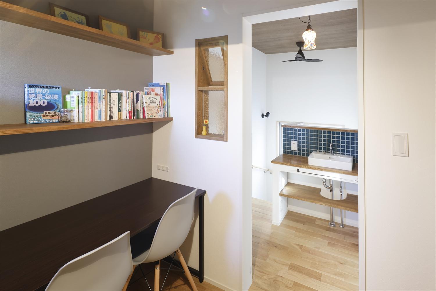 トイレを移設し、洋室の一部を活用して、新たに独立した書斎を作った。
在宅ワークの際はここで集中して作業できる。
ゆくゆくは3人目のお子さんのお部屋になるかも？