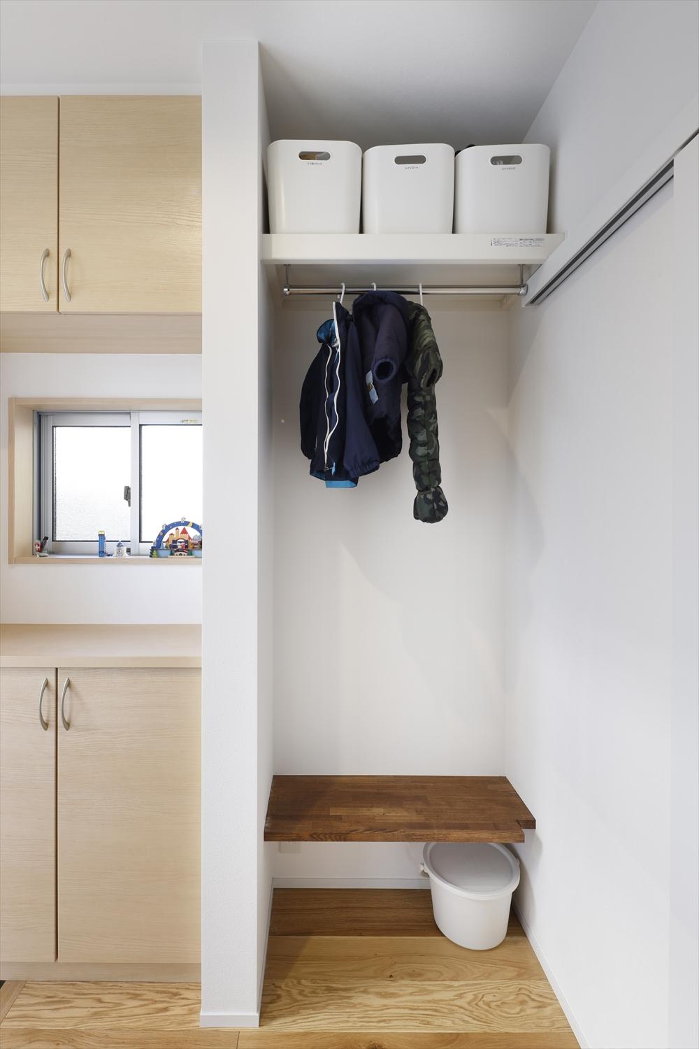 トイレの向きを変えて生まれた空間に、玄関収納を追加。
外出の準備がスムーズに。