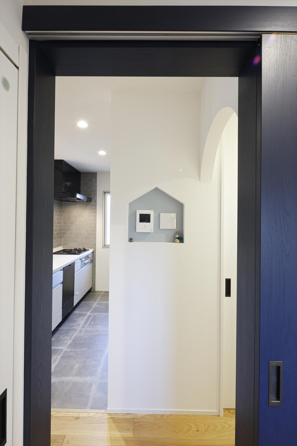 ネイビーブルーの建具やアクセントクロス、水回りのグレートーンなど、シックな雰囲気で仕上げた内装。
一方で、洗面室の開口をアールにしたり、各種スイッチプレートのまとまったニッチをお家型にしたりと「カタチ」は可愛く♪
お好みの色やカタチでお家時間を楽しく！