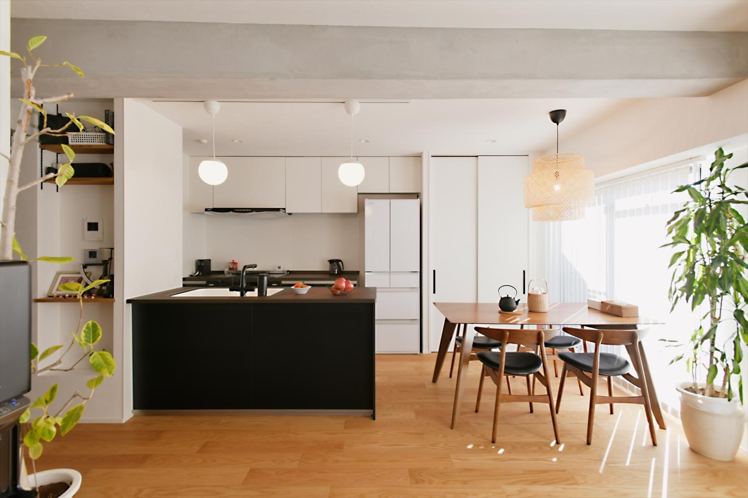 リビング横の居室を取り込み、広さを確保した上でキッチンをバルコニー側に移動して対面式に。ダイニングとも直線でつながるので配膳もスムーズ。