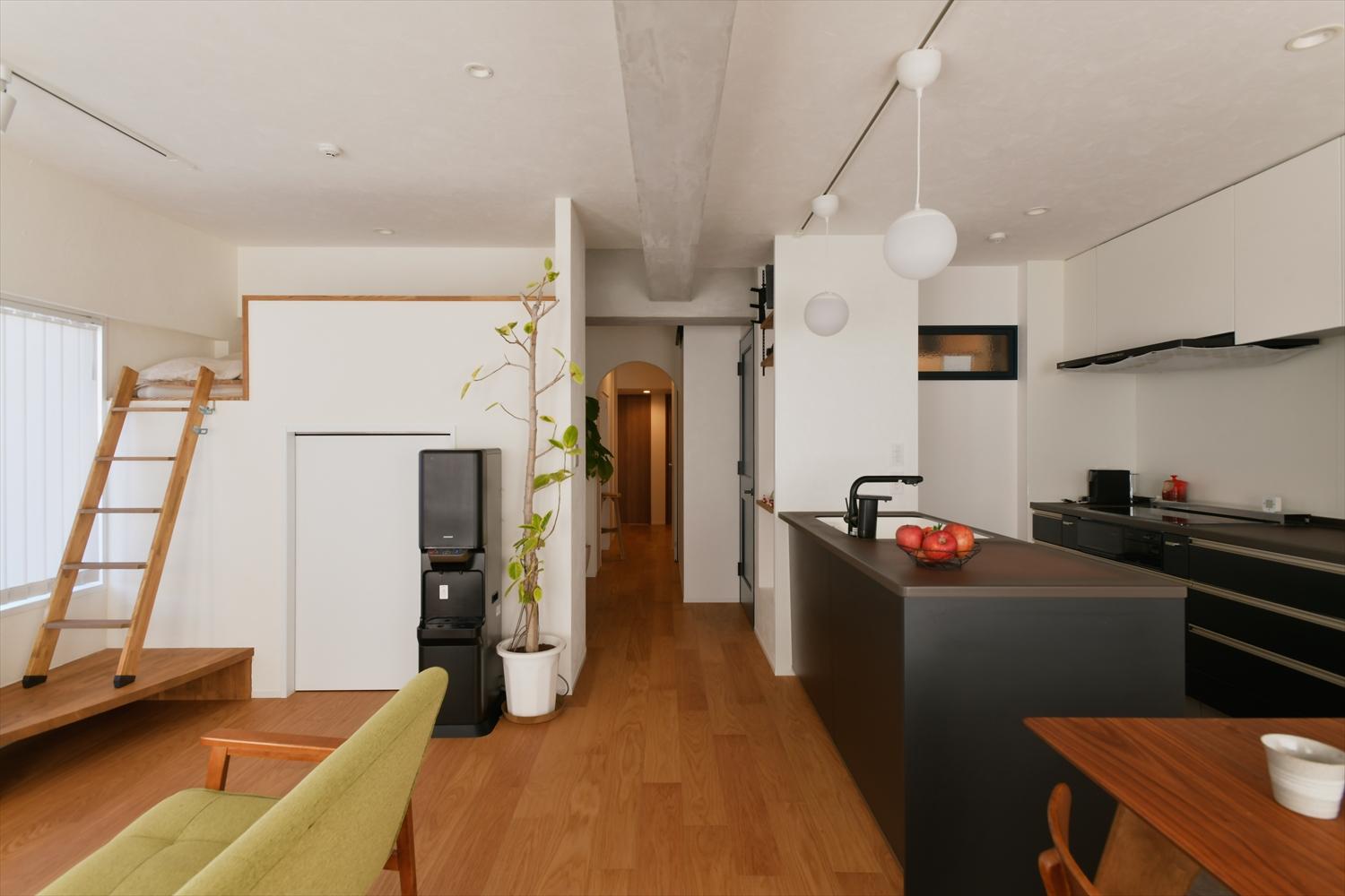 居室を取り込み広くなったリビング。家族やお客様もゆったりと寛げる空間に。左手窓の向こうにはルーフバルコニーが。アクセスしやすいよう、窓下にステップを設けた。ベンチとしても活用できる。