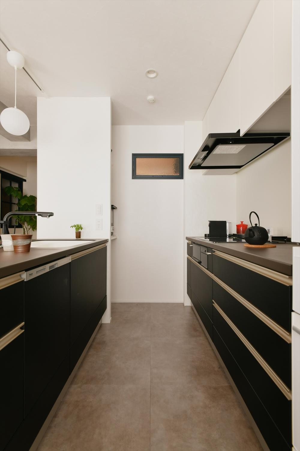 キッチンは移動して、作業スペースも収納も多いⅡ型タイプを入れた。家族が料理や片付けに参加しやすく