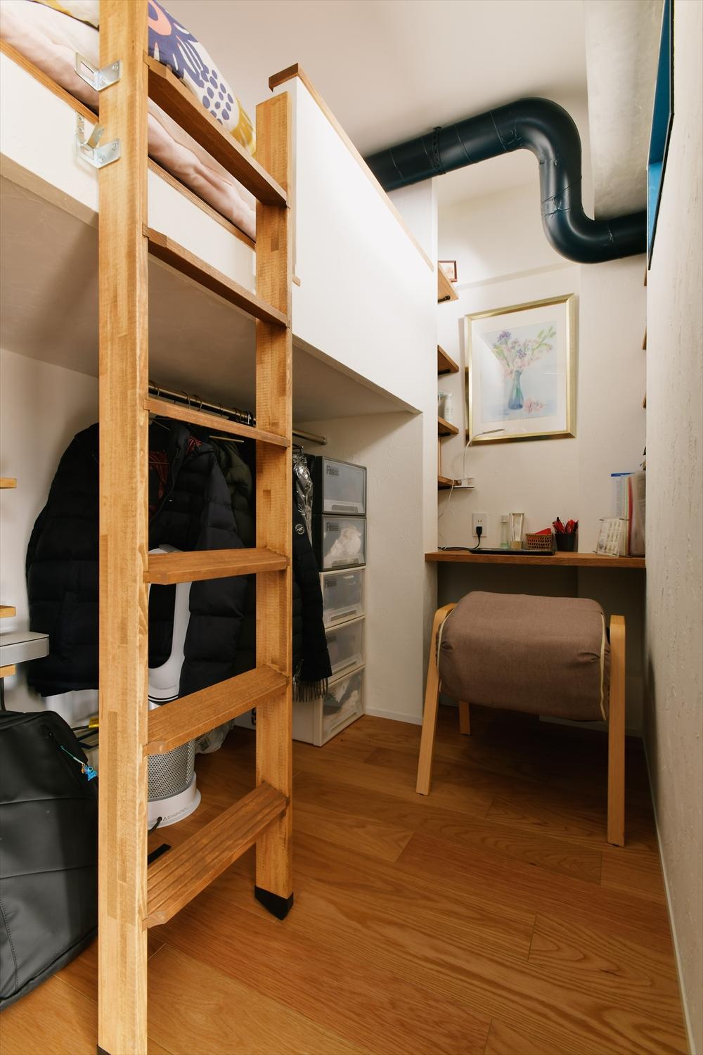 夫の書斎。ロフトベッドや収納・ワークデスクも備えた秘密基地のような空間に。