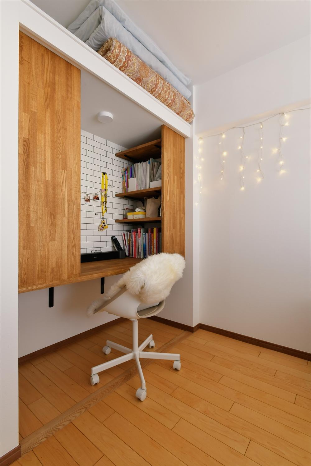元々クローゼットだったところに作った子ども室のデスク。左右の収納で片付けもしやすく集中できる。