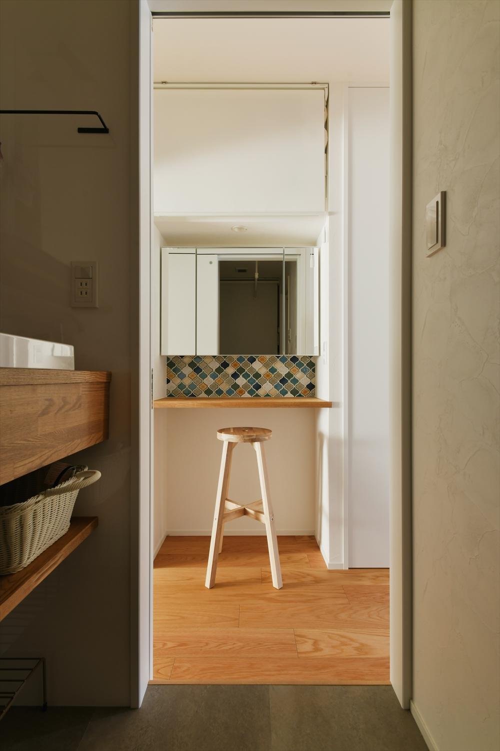 洗面前の廊下に設けたパウダーコーナー。朝の混雑解消に。