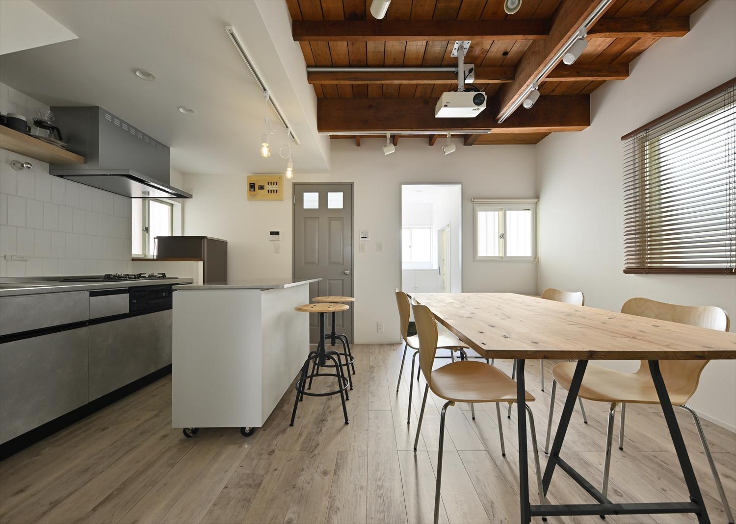 １階のLDK。天井は表しに。白とグレーのシンプルでスタイリッシュな空間に天井の梁が柔らかさをプラス