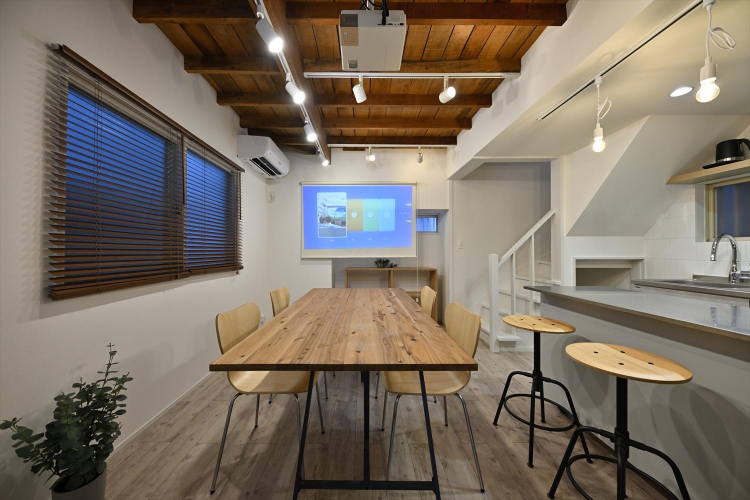 １階は人が集まったり、レンタルスタジオ等にも使えるよう、プロジェクターを設置。パブリックスペースとしての活用を想定。