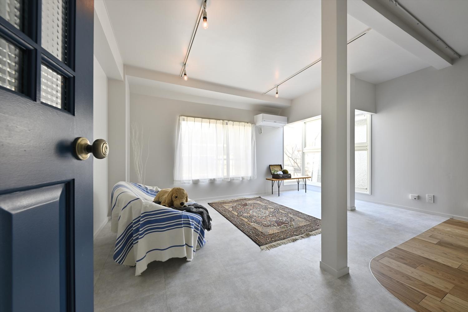 ２階はワンルームに。明るさと開放感を感じさせてくれる奥のサンルームは、既存をそのまま活かした。