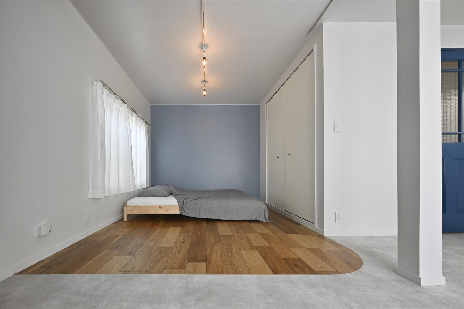 ベッドスペースのみ、無垢のナラ材を敷いた。同じ空間ながら緩やかにゾーニングされている