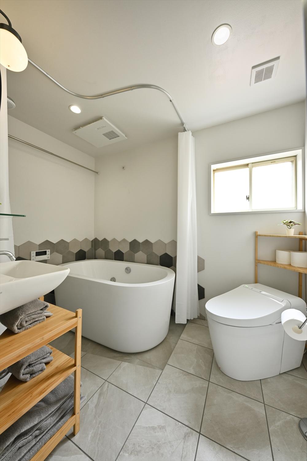 まるでホテルのようなスリーインワンの水回りスペース。大きなバスタブと、その周囲の壁に貼ったタイルがこだわりポイント