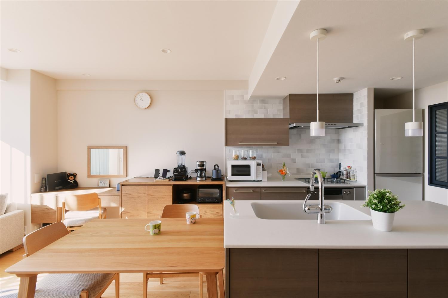 キッチンとダイニングは横に並べて配膳＆片付けしやすく