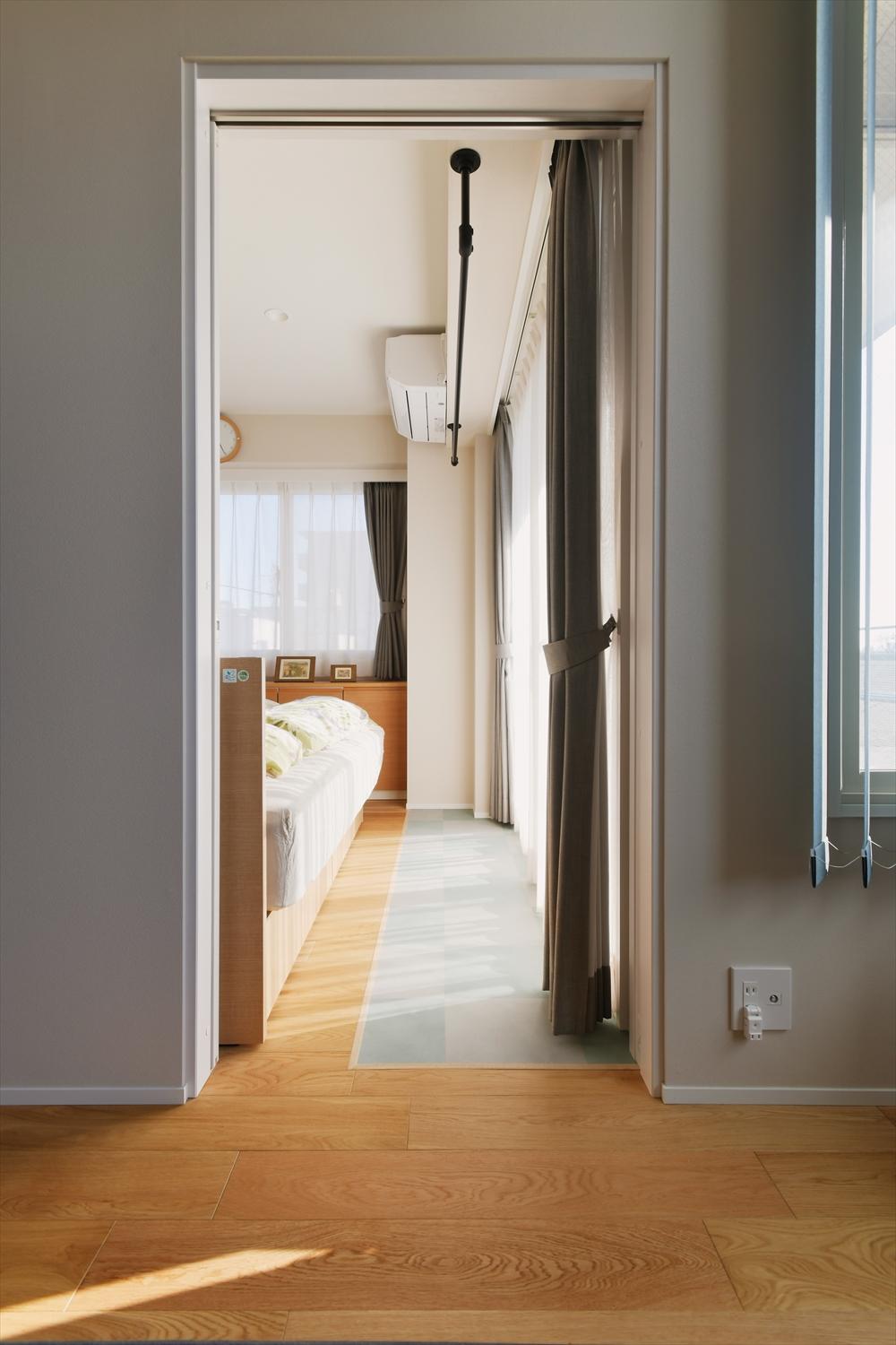 寝室はバルコニー側にも引き戸を設け、リビングに光が届くように。窓際にはフロアタイルを敷いたので、インナーテラスとしても使える