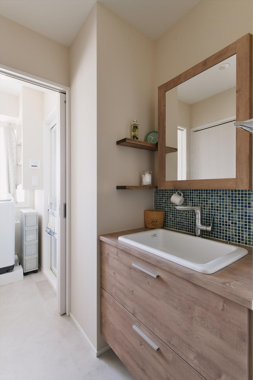 玄関側の使われていなかった居室はWICと洗面・脱衣所に振り分けた。元々洗面があったスペースはパントリーとして、活用。
洗面は玄関入ってすぐにアクセス出来るようオープンに。既製品の洗面台の立ち上がりにタイルを使用して、使いやすくオリジナリティのある洗面台に