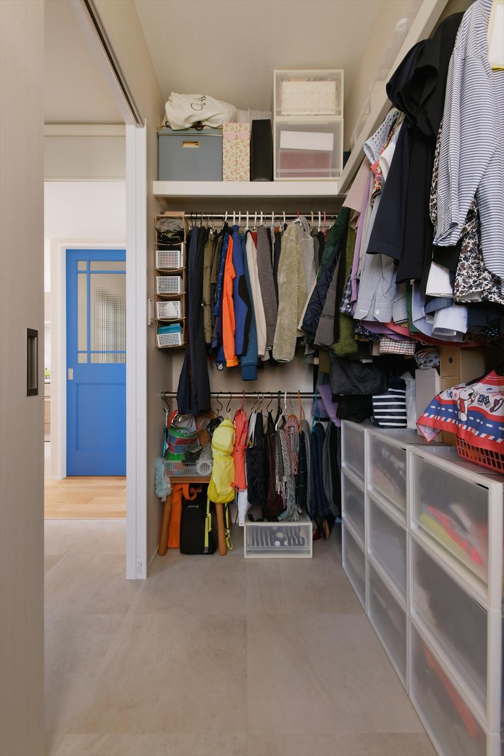 玄関側の居室を活用して作ったウォークインクローゼット。衣類だけでなく、季節モノなどもまとめて収納できる。洗面・脱衣所、玄関に近いので、出かけるときはもちろん、帰ってきてからの動線もスムーズ