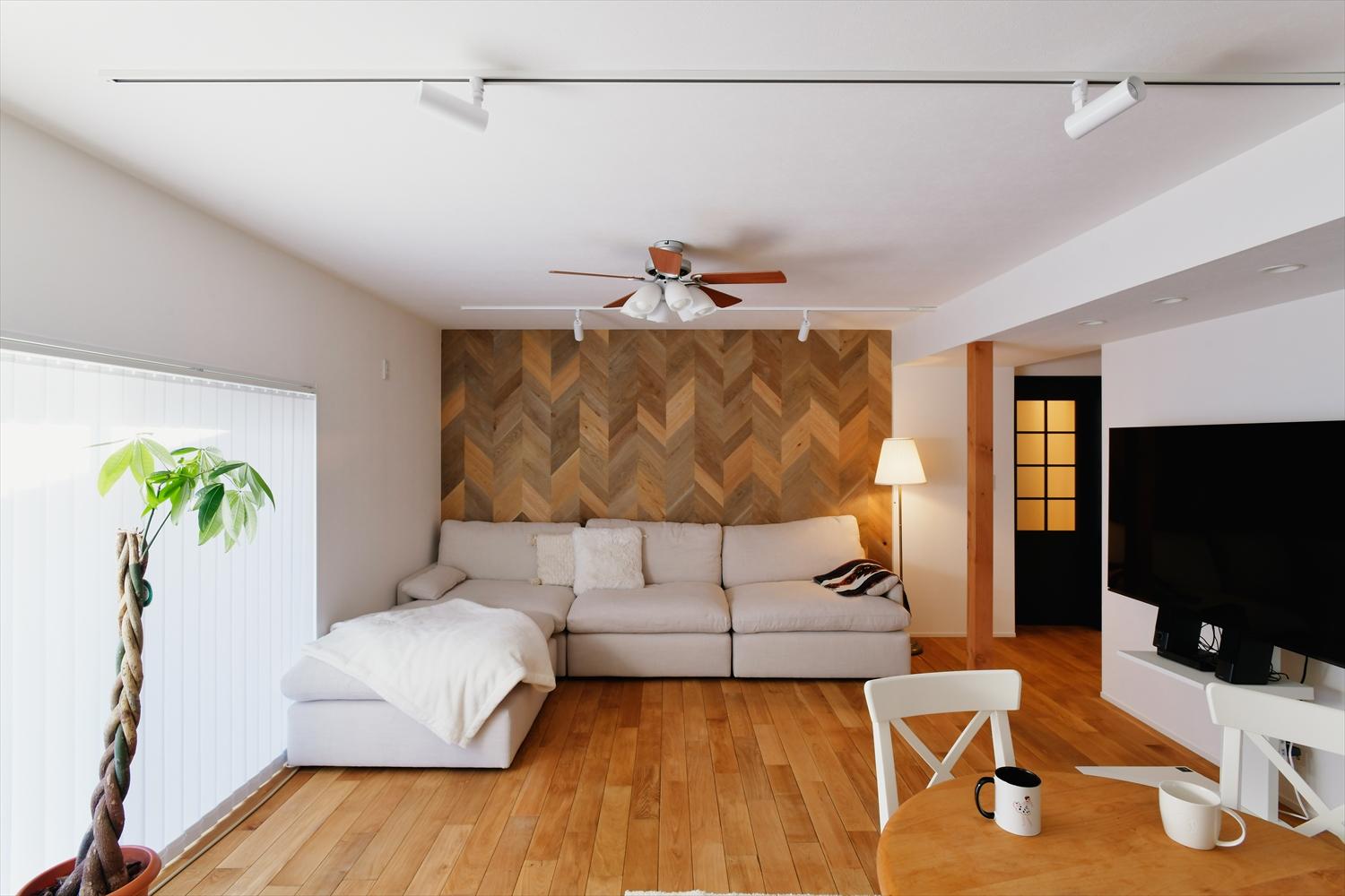 元和室だった部分がリビングに。奥のアクセントウォールにはどこかに使いたいとご希望だったヘリンボーン柄のパネルを。元和室とは思えない仕上がり。