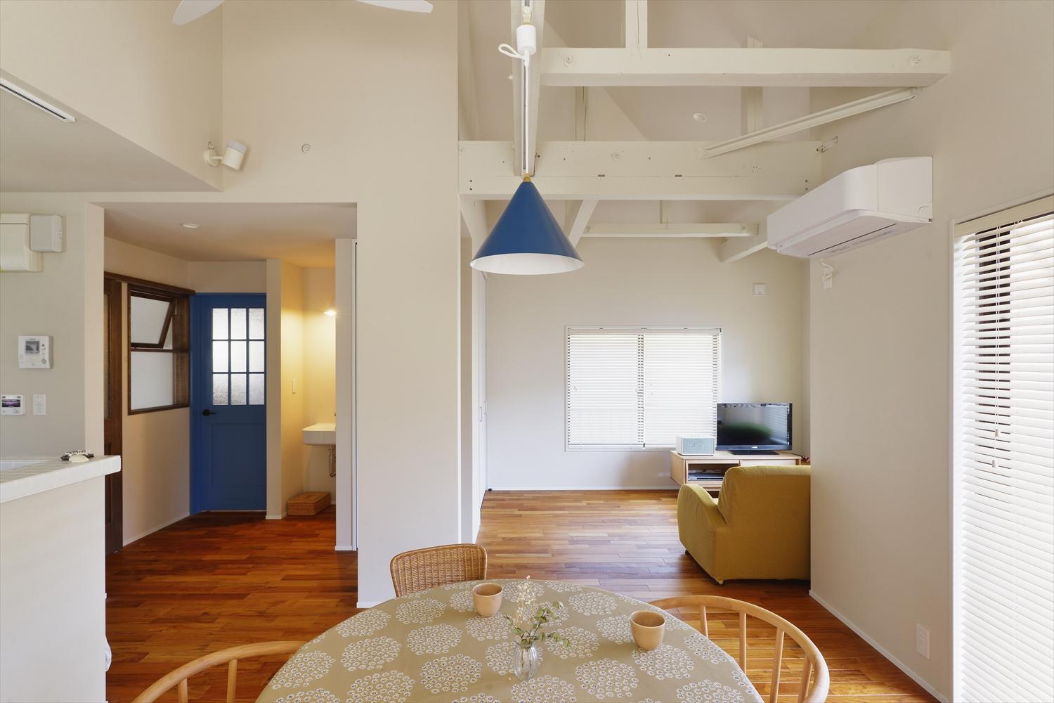 2階全体を広々と開放的なLDKに。天井を吹き抜けにして、縦にも空間を広げた。大空間に包み込まれるようなリビング・ダイニングで心地よく過ごせる