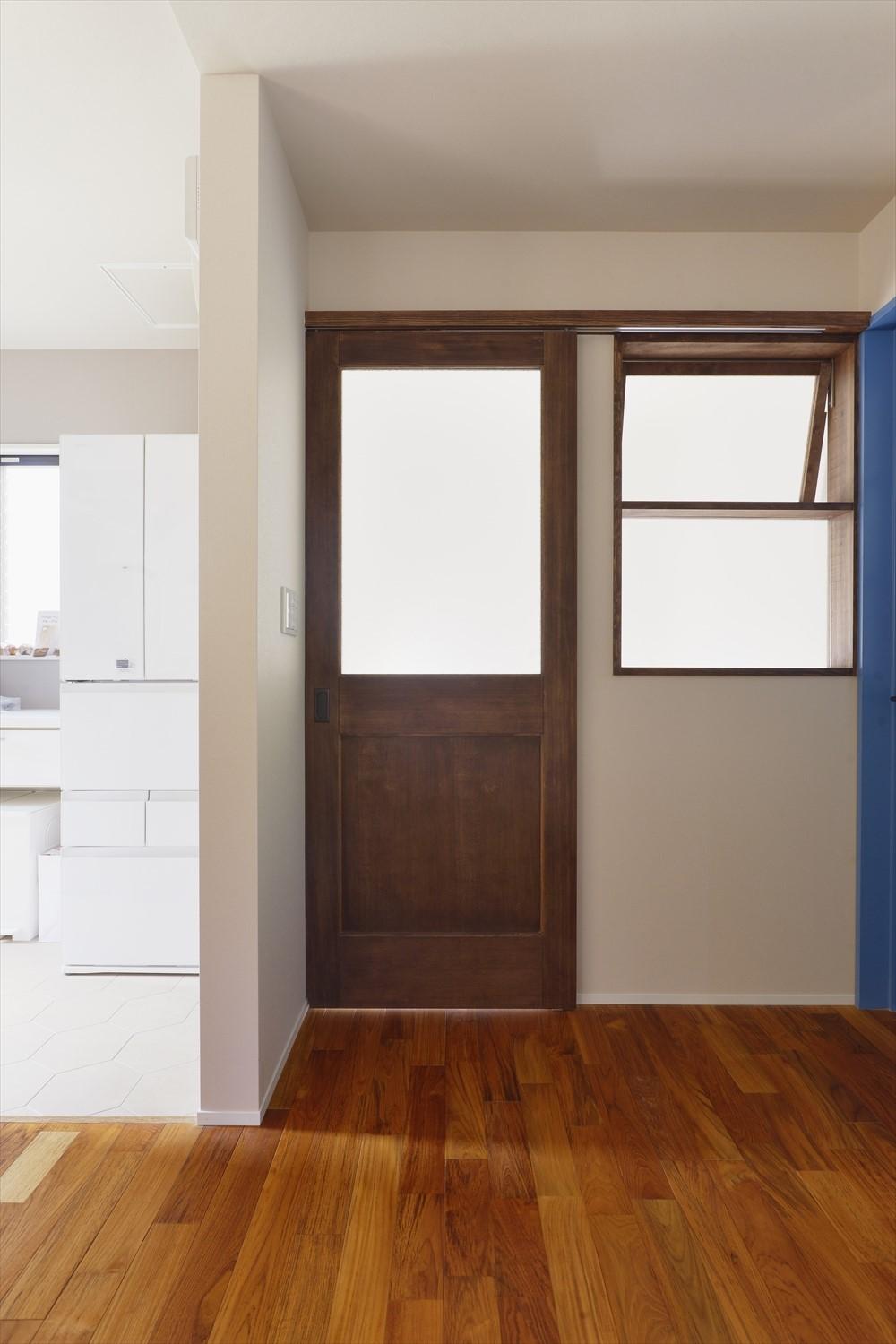 LDKからつながる1階への階段には室内窓を取り付けた壁と扉を設置。冷暖房効率を担保しながらも明るさや風通しを確保し、赤ちゃんの安全性にも配慮