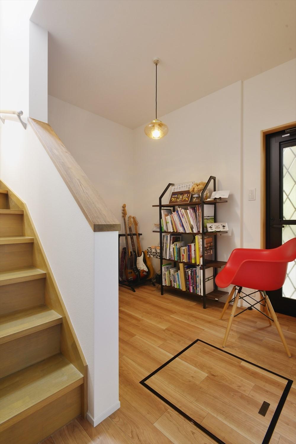 既存の納戸は壁や扉を撤去し、オープンコーナーに。趣味のギターや本などが出し入れしやすく、すぐに片付けられる。階段下にも収納を新たにつくった