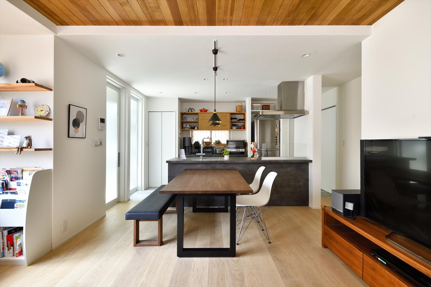 マンションと同じように家事はワンフロアでまとめたい。というご希望に応え、正面キッチン右手の洗面・浴室に加え、左手にユーティリティルームを作った。調理・洗濯・朝の準備が直線移動で叶う