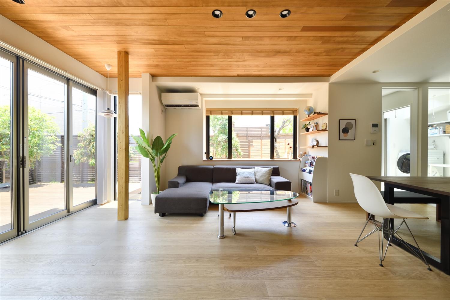 リビングは少し拡張して、大きな開口を実現。