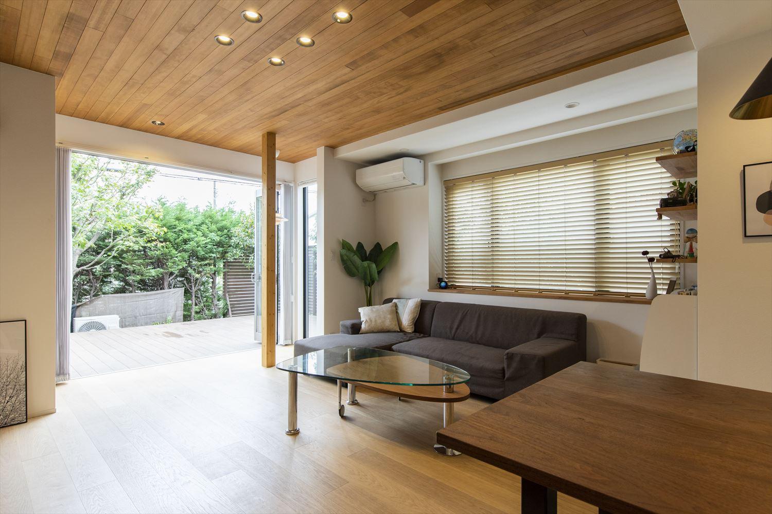 フルオープンになるリビングの窓を開くと、ウッドデッキ・庭へとそのまま続く。お子さんたちにとって格好の遊び場の庭では、木登りをしたりトカゲを捕まえたりと、マンションの頃より活発に遊んでいるそう