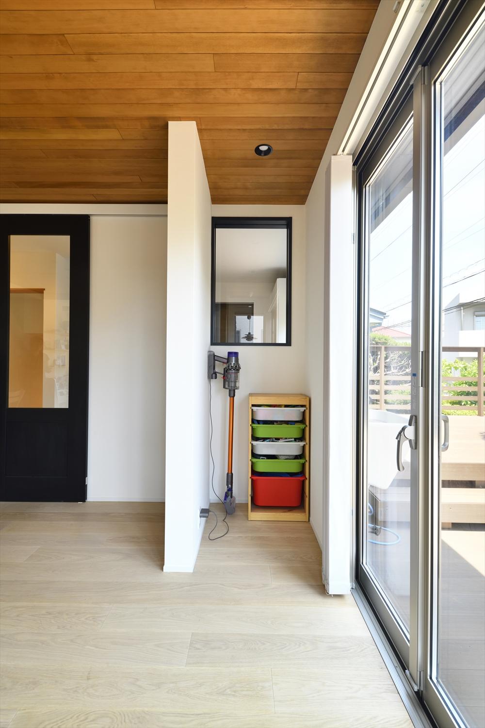 リビングを広げたことで生まれた小さなスペースを掃除機置き場に。使いたいときにサッと手に取れて、でも表からは見えないのがポイント