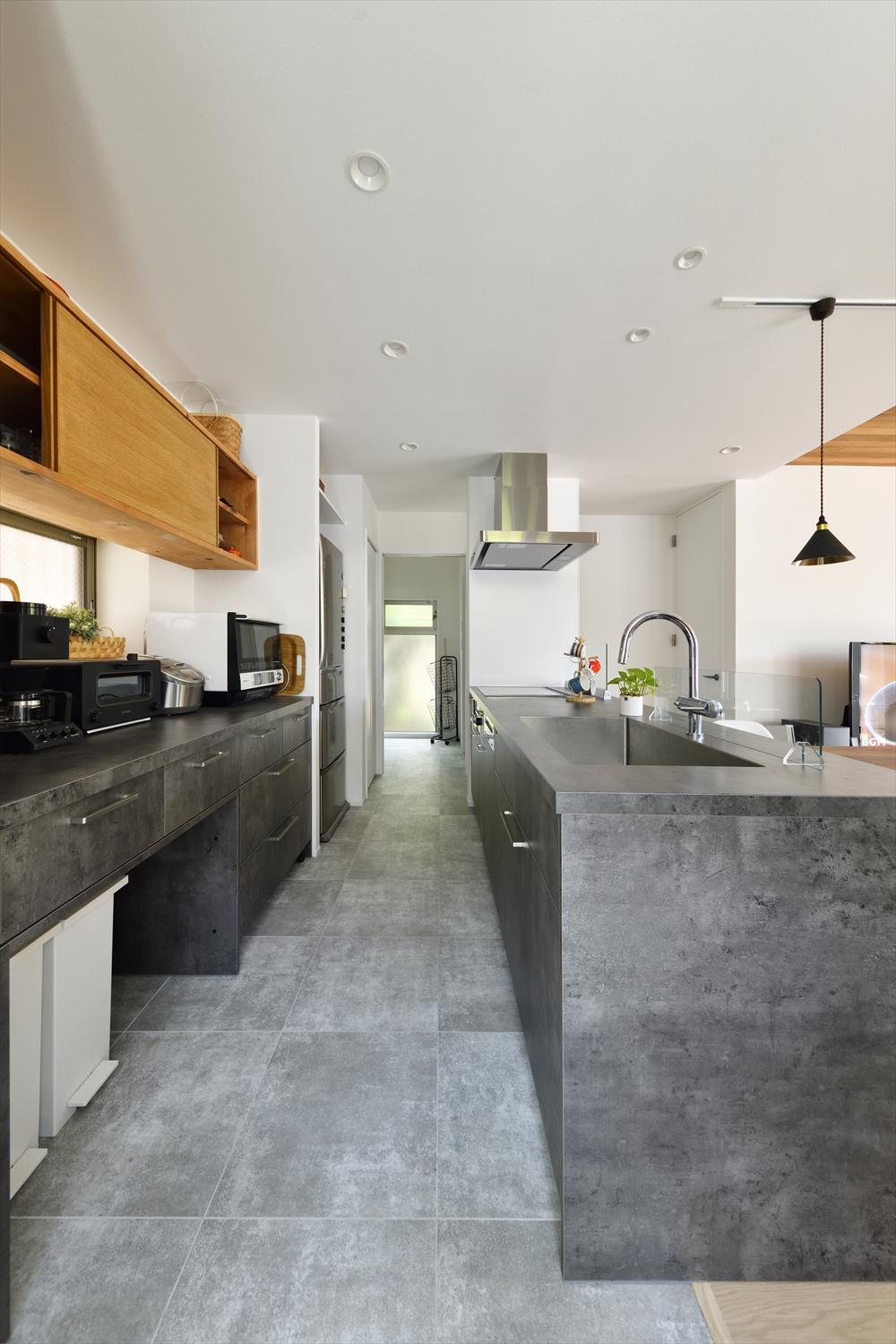 ユーティリティ側から見たキッチン。正面が洗面・脱衣室＆浴室。廊下を一部取り込んで、LDKから直接水回りにアクセスできるようにした。家事動線もコンパクトになり、朝の忙しい時間も最低限の移動で家事と出勤準備を進められる