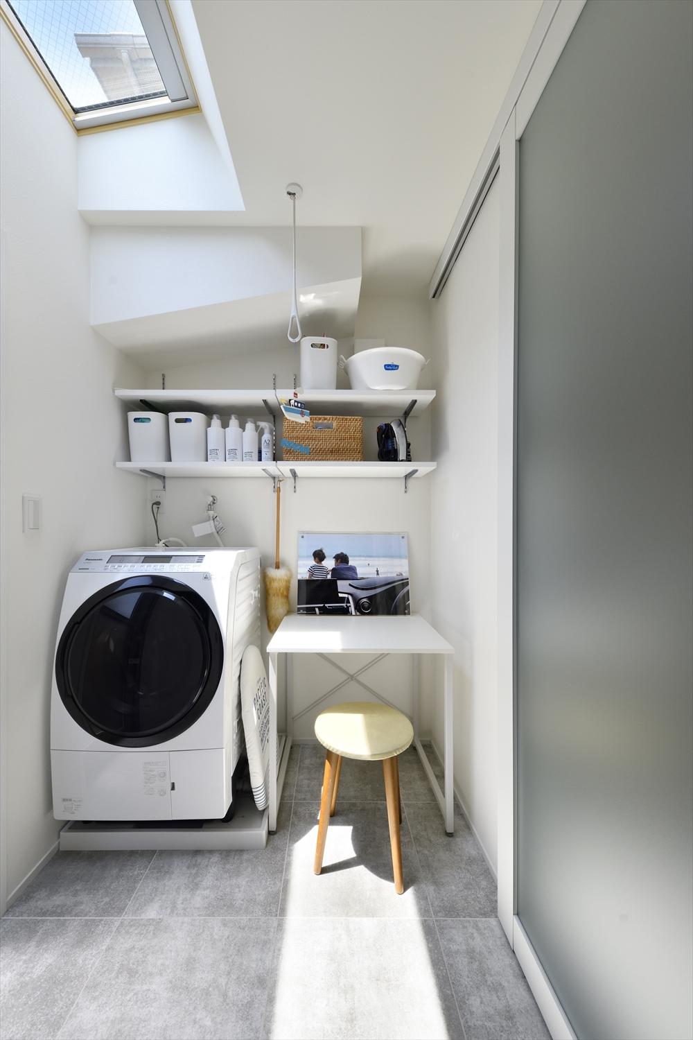 建て増しして作ったユーテリティスペース。洗濯→干す→たたむがここだけで完結できる。