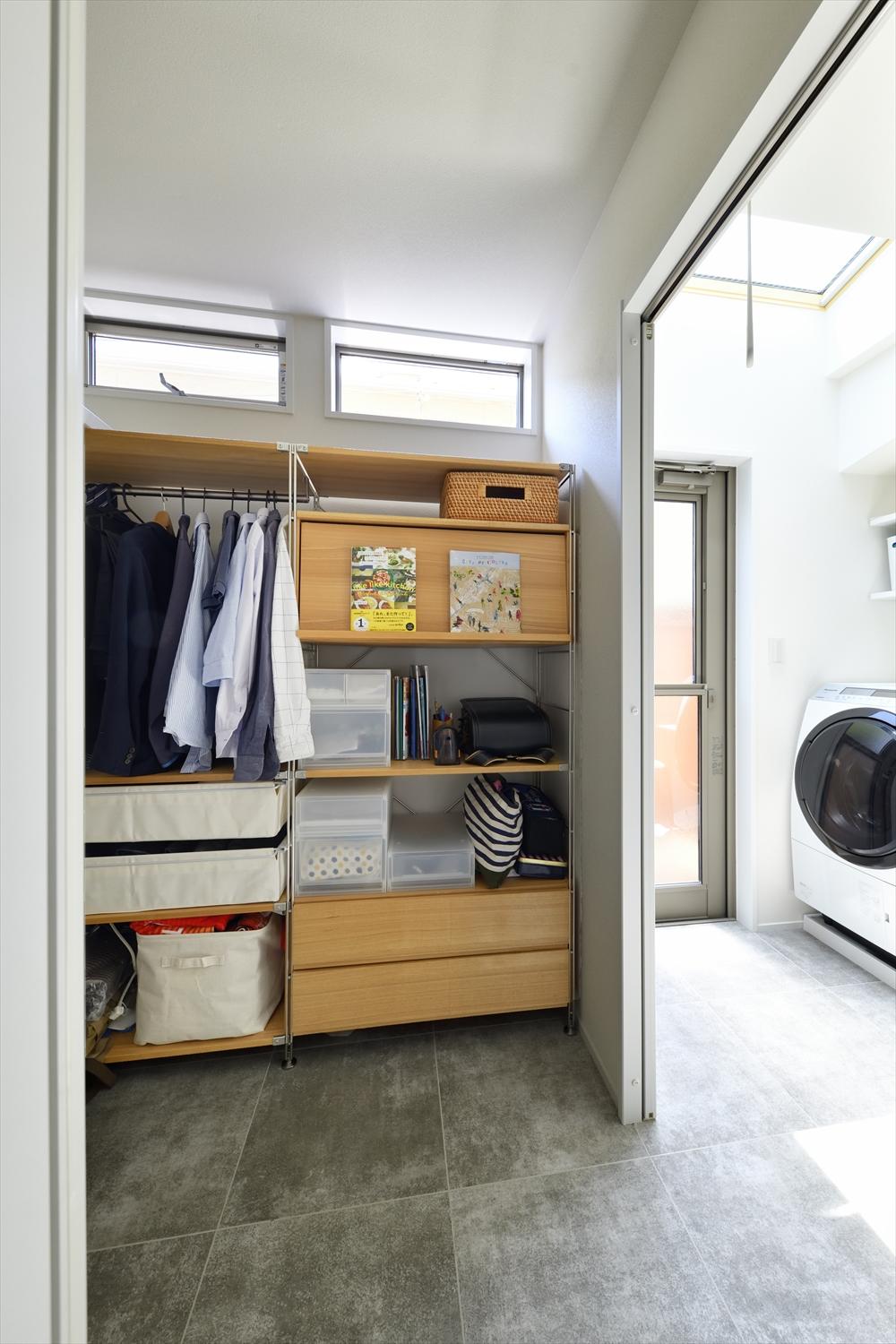ユーティリティスペースのすぐとなりに作ったお子さんたちのクローゼット。学校から帰ってきた荷物の片付けも、着替えも2階に上がらずに出来るので、脱ぎっぱなしの服がリビングに〜ということも防げる。
