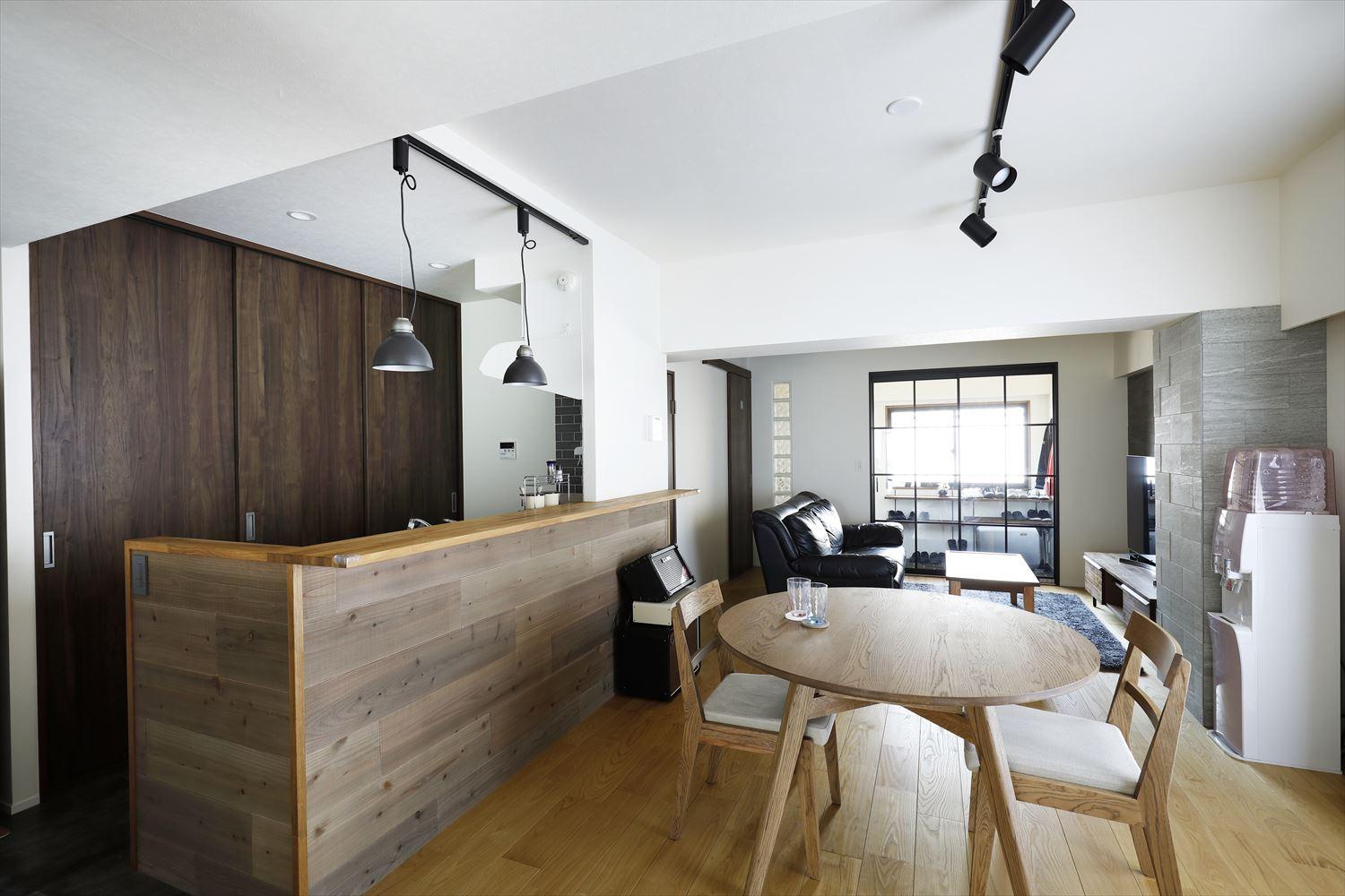 玄関側の洋室とLDK、廊下をすべてつなげて広々と開放的なLDKに。玄関から続く土間との境にはガラスの入った格子戸を採用。玄関側からとリビング窓からの2方向から光が入るので、明るさも十分。