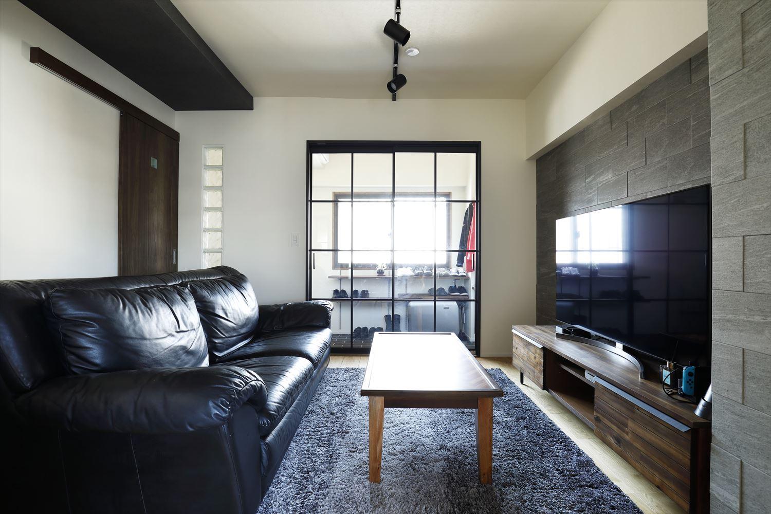 玄関側からの光が入るリビング。窓の向こうまで視線が抜けるので、より広さを感じられる。