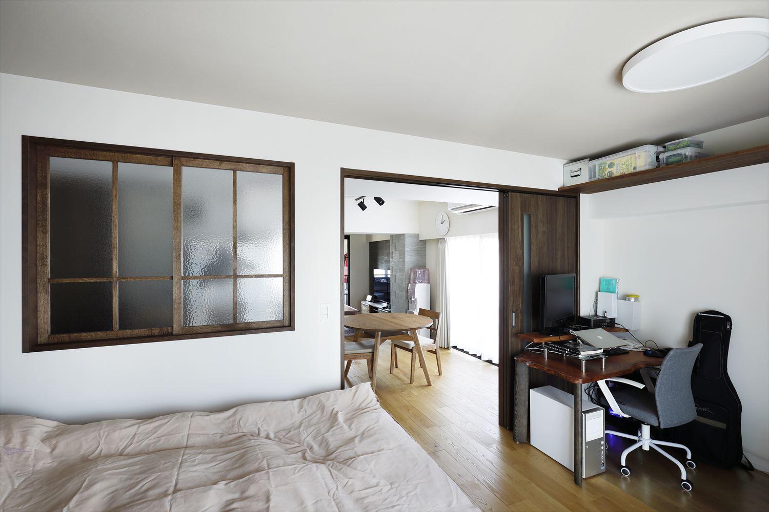 扉を開け放てば、リビングとつながる居室。キッチンとの間の壁には室内窓を設置。室内全体に光が入るように。