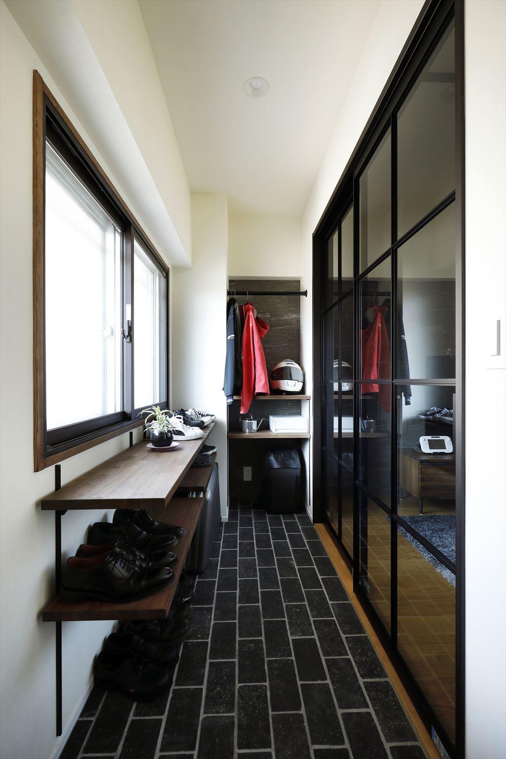 玄関からつながる土間。元々は洋室の一部だった部分を収納力もある土間スペースに。