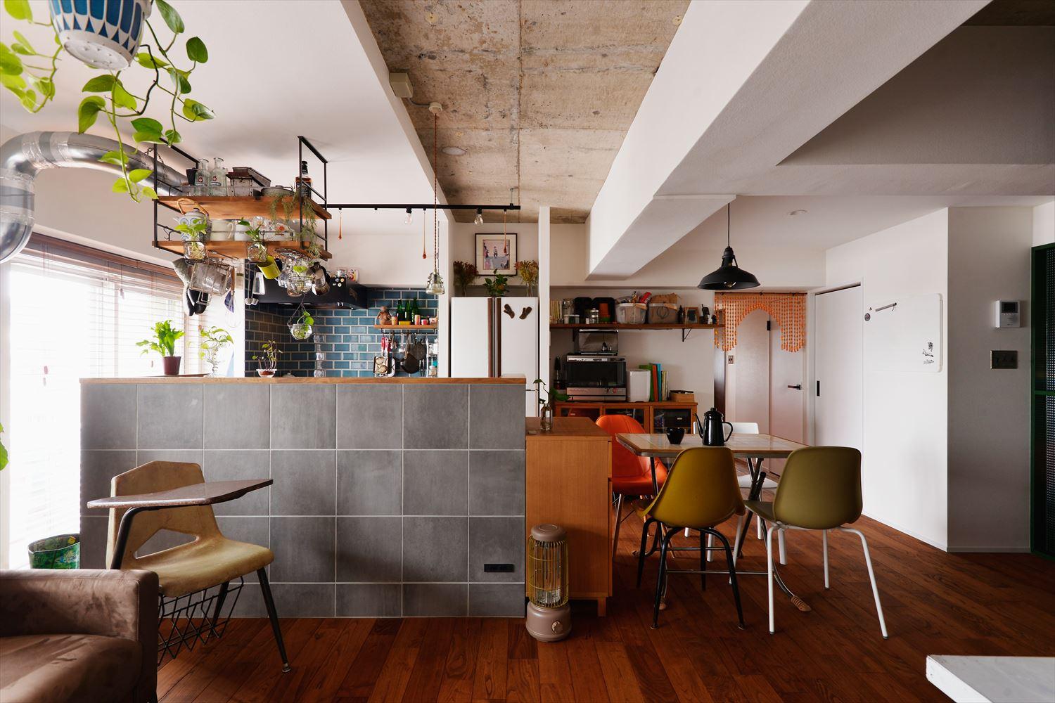 12年間暮らしてきて感じた「こうだったらいいな」をあわせて実現したリノベーション。キッチンは袖壁・垂れ壁を取り払い、LDKが一体感のある空間に。