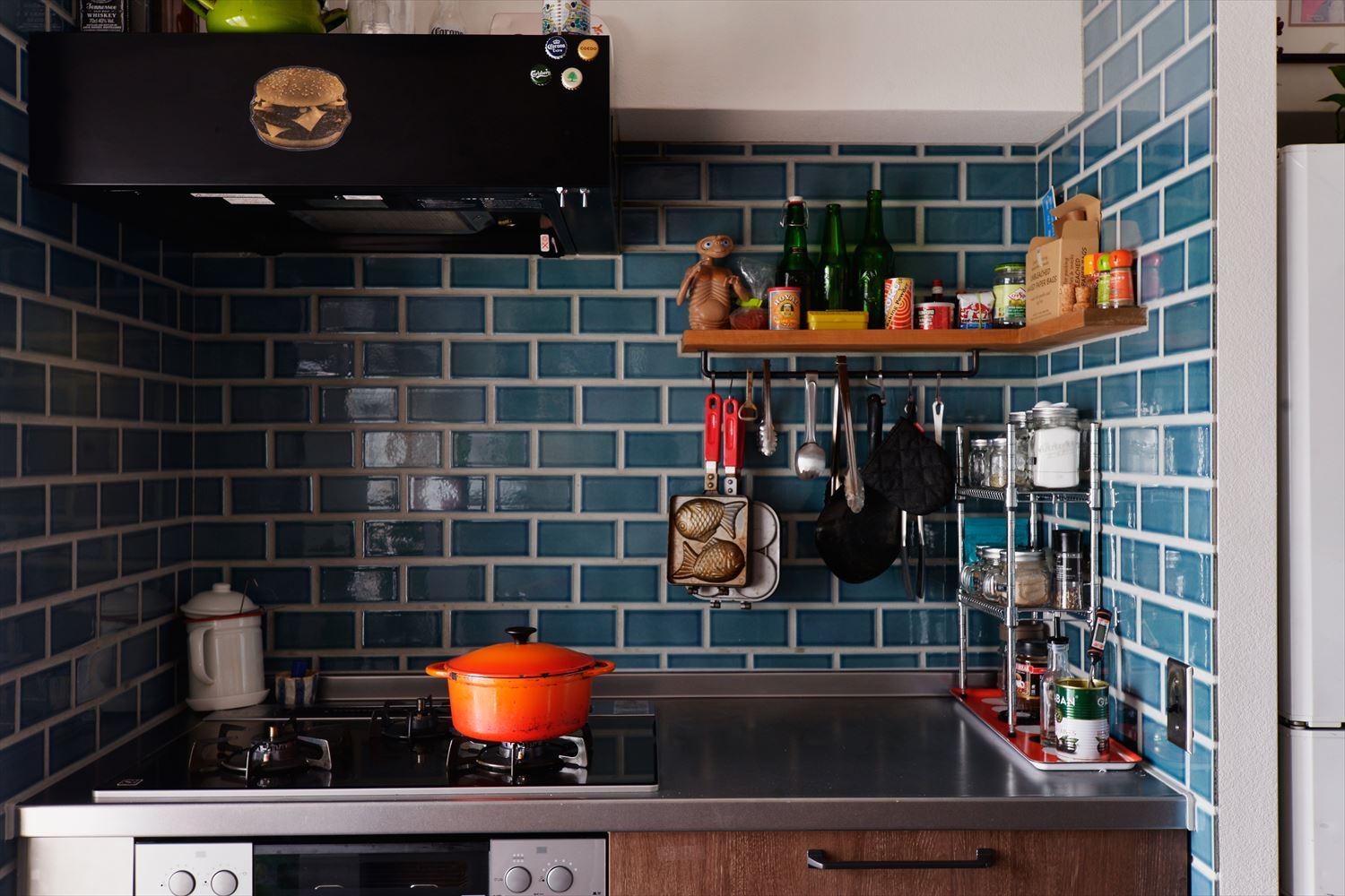 コンロ正面の壁に貼ったタイルや調理器具をかけられるスパイスラックもご夫妻のこだわり。タイル目地はあえて太めにいれてもらったそう。