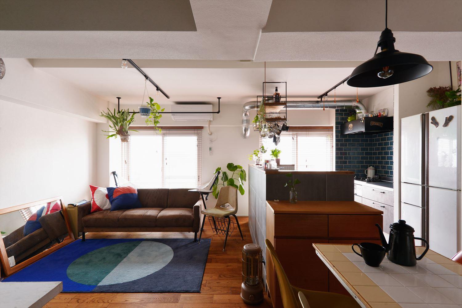 それぞれの個室が出来ても、リビングは変わらず家族のくつろぎの間。リノベーション後は育てるグリーンの数も増え、ますます癒やしの空間に。