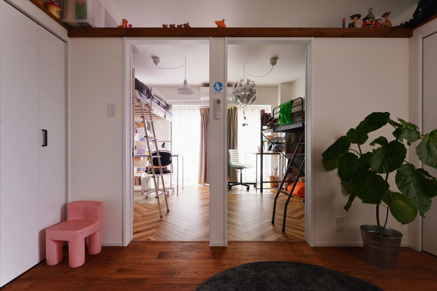 おこさんたちの個室。間仕切りはあえて天井まで伸ばさず隙間を空けた。隣の姉妹の気配はもちろん、リビングにいる家族の気配も感じつつ、お勉強に集中出来る