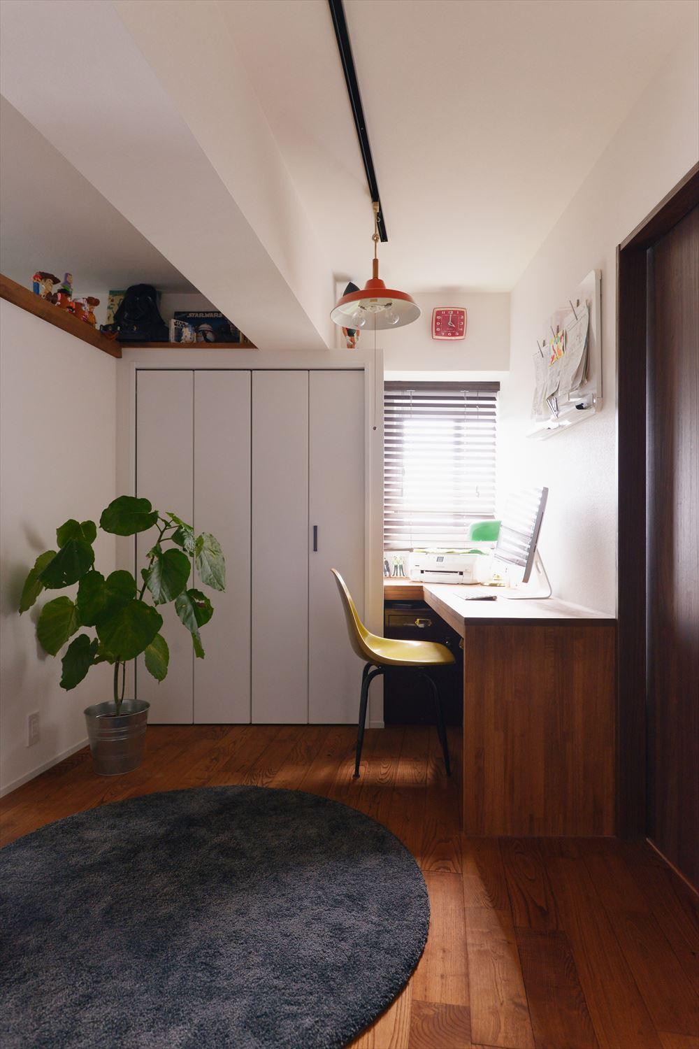 子ども室と寝室との間に設けた多目的スペースは誰が使ってもOK。もちろんみんなで集まることも。