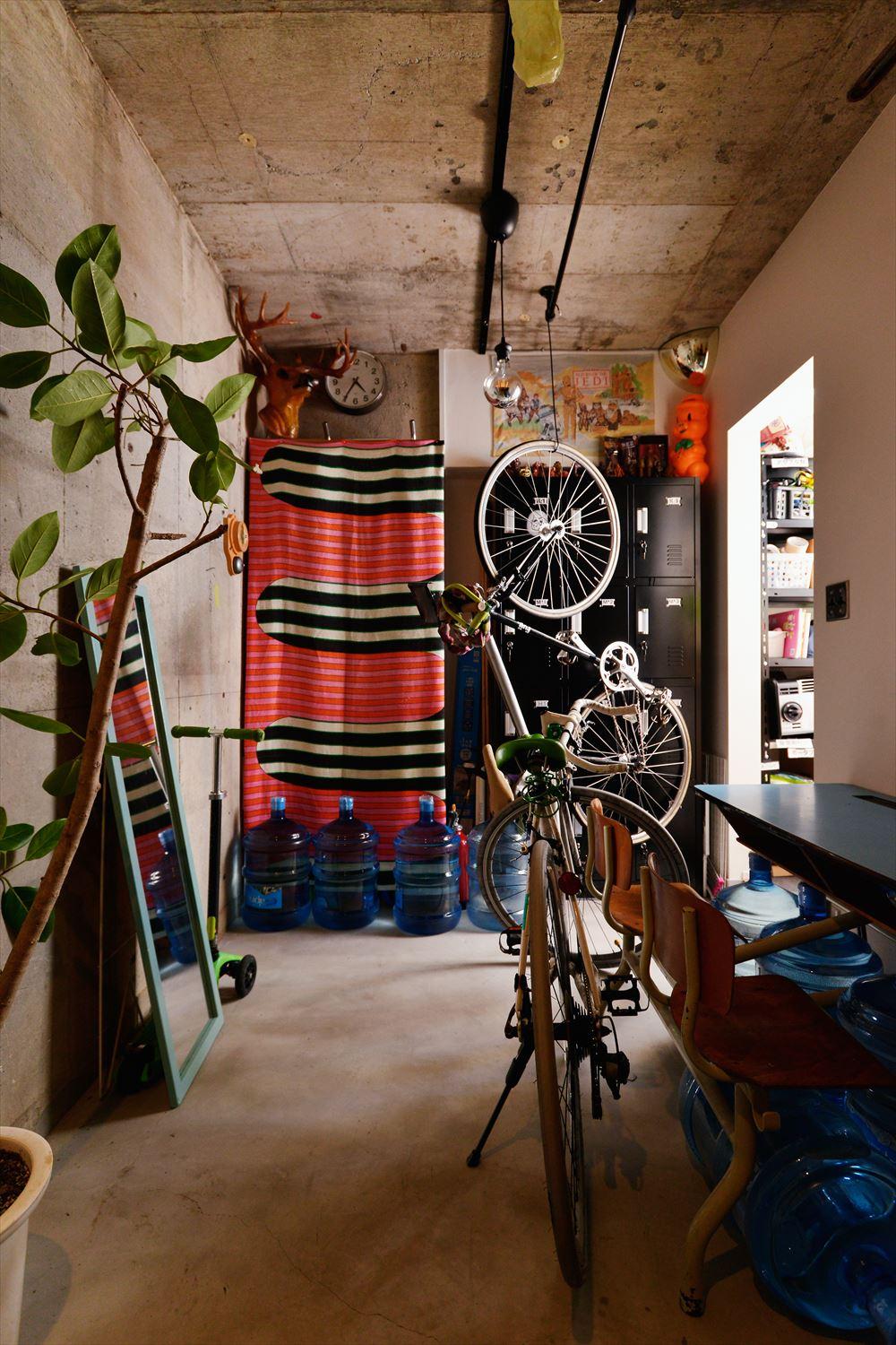 玄関脇の洋室を撤去して、玄関土間を広げリビング側には納戸を作った。右手の納戸をまっすぐ進むとそのままリビングに抜けられる。趣味のアウトドア用品とリビング用品をまとめて収納できるので、お家の中はいつでもすっきり