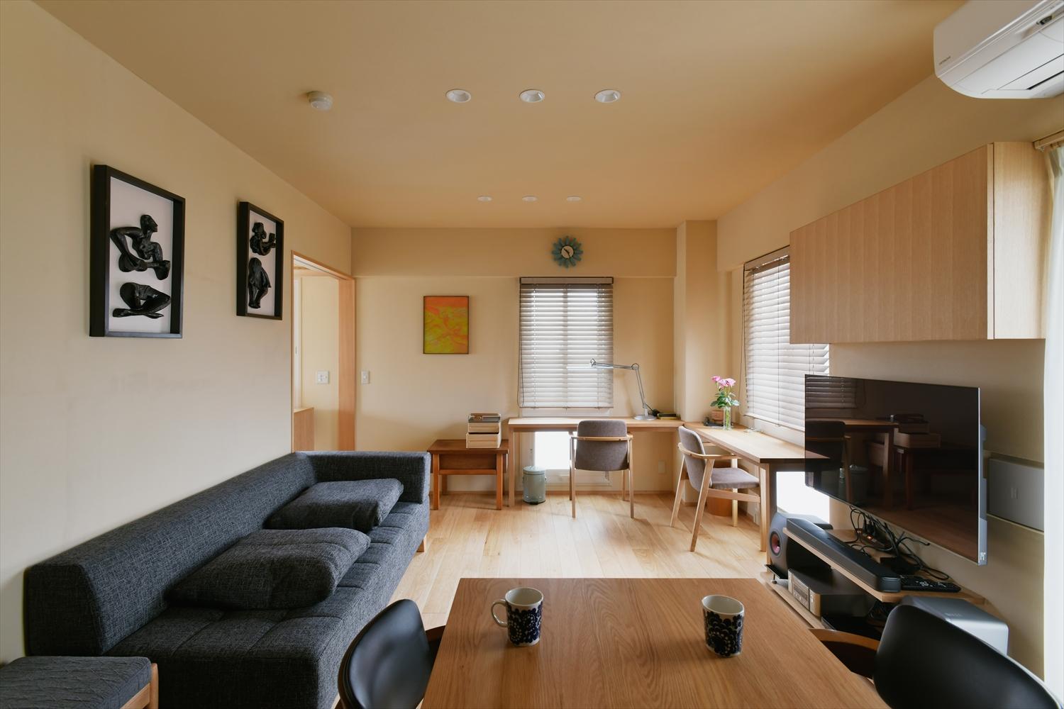 リビング・ダイニング。書斎とは別にワークスペースを設けた。二人でお茶をしながら読書したり、一緒に作業するときはこちらで。集中して作業するときはそれぞれの書斎で