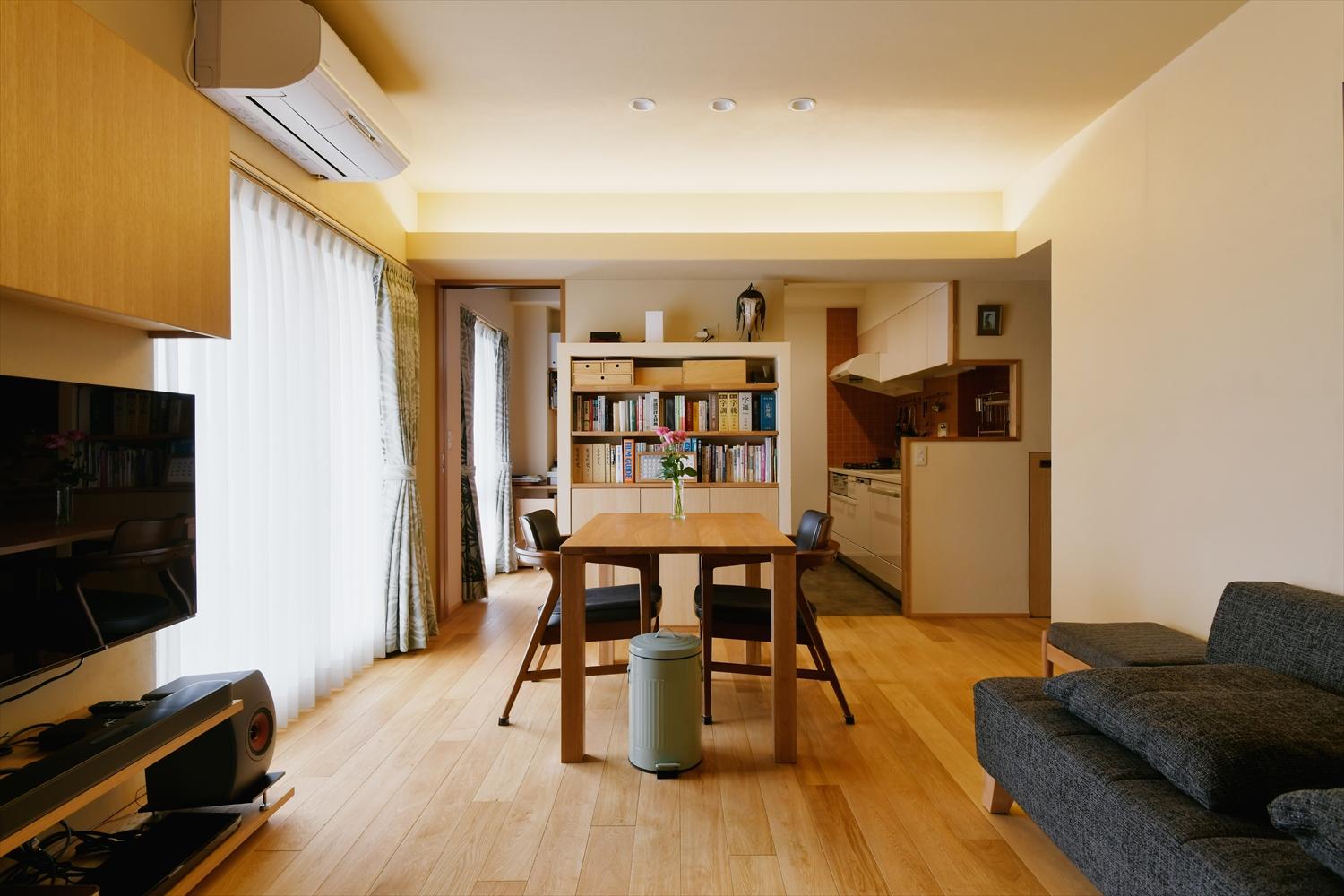 逆側からみたLDK。右奥がキッチン、左奥は書斎