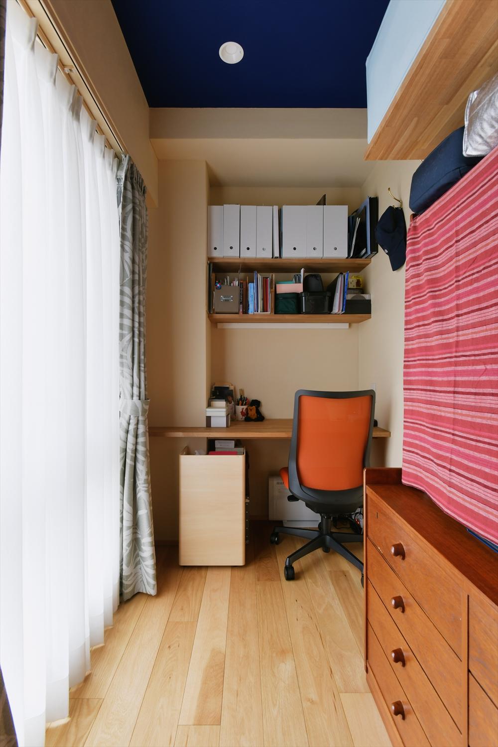 ご夫妻それぞれの書斎を作った。それぞれの書斎は距離を離し、オンラインミーティングにも集中出来るように。こちらはダイニング奥の書斎