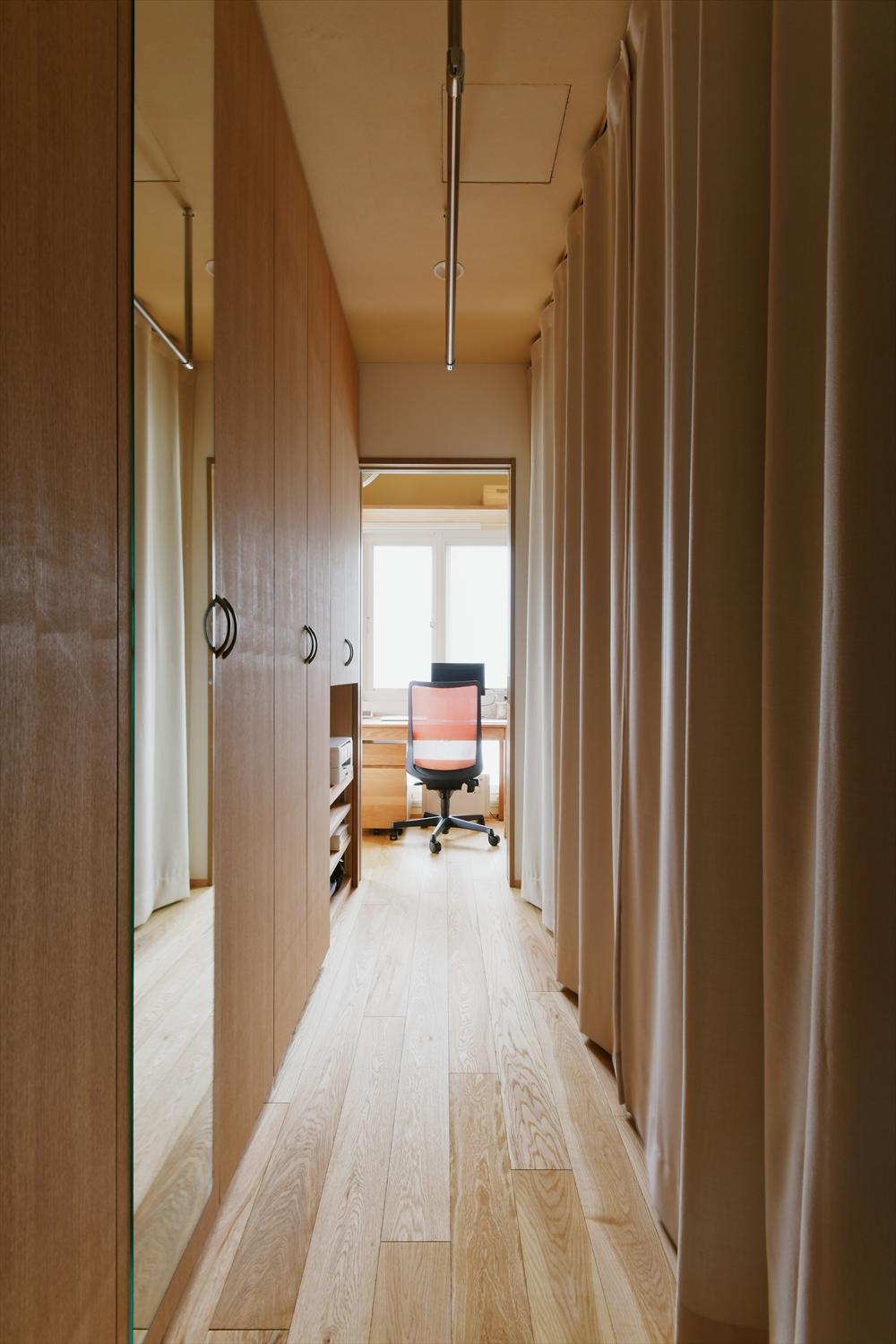 書斎を介してリビング・寝室からも、廊下側からもアクセス出来て便利なウォークスルークローゼット。書斎側の収納スペースにはプリンタ置き場も設置。