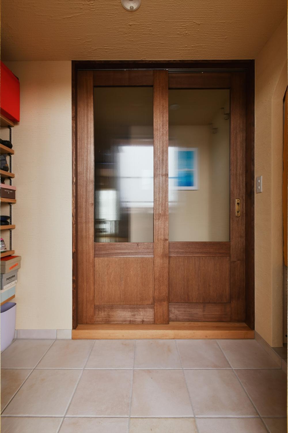 玄関から入る西日の暑さに対処するため、玄関ホールに引き戸を設置。冬は暖房の熱が外に逃げるのを防いでくれる