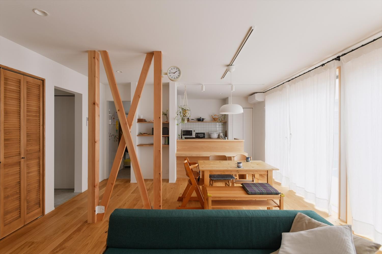 細かく別れていた間取りをつなげた広々LDK。左奥入り口は水回りへつながる。キッチン周りは回遊できるので、水回りへのアクセスも最短距離で。リビングで遊ぶお子さんの様子も見守りやすく、朝の準備もしやすいレイアウト。