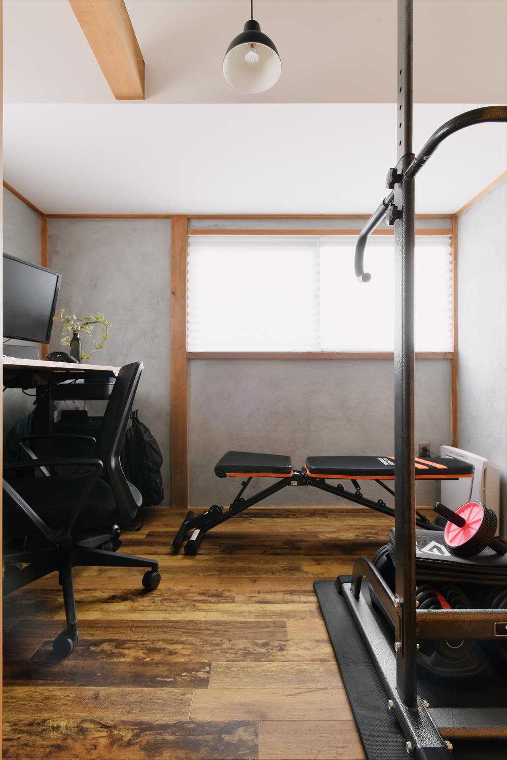 夫の書斎は、元々納戸だった場所。窓もあるので明るく、程よい籠もり感が居心地よさそう