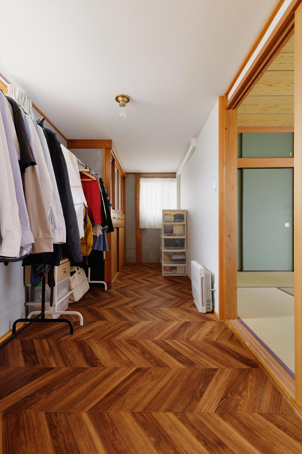 2階にあったもう一つのダイニング・キッチンスペースは収納力たっぷりのウォークインクローゼットに。